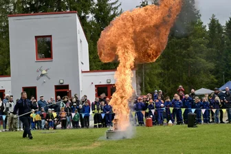 Feuer, Explosionen und US-Cars bei Blaulicht-Familientag im Erzgebirge: Tausende Besucher erleben Action pur - Beim Blaulichttag in Schneeberg ist am Wochenende einiges los gewesen. Es gab auch Vorführungen, bei denen es buchstäblich heiß her ging.