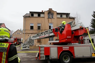 Feuer im ehemaligen Bahnhof Grüna: Polizei geht von Brandstiftung aus - Das ehemalige Bahnhofsgebäude in Grüna geriet am Donnerstagmittag in Brand.