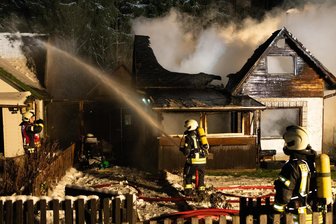 Feuer im Erzgebirge: Gartenhaus brennt nieder - Einsatzkräfte löschten den Brand in Johanngeorgenstadt. Die Polizei hat die Ermittlungen aufgenommen.