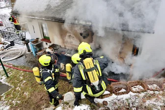 Feuer im Erzgebirge: Gartenhaus in Flammen - Die Feuerwehr startete den Löschangriff mit zwei Angriffstrupps.