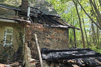 Feuer im Geburtshaus von Wilhelm Stolle in Crimmitschau: „Mein Nachbar hat sofort Feuerwehr und Polizei alarmiert“ - Einen Tag nach dem Feuer zeigt sich das Ausmaß der Schäden. Ein Teil des Daches ist bereits eingestürzt.