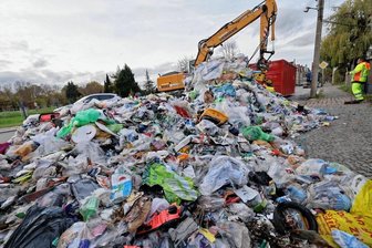 Feuer im Müllauto in Meerane: Fahrer kippt Ladung auf Straße - Der Müll wird mit einem Bagger verladen.