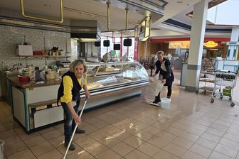 Feuer im Pleißen-Center Steinpleis: Brandursache ist noch unklar - Die Mitarbeiterinnen des Restaurants „Seefrisch“ im Pleißen-Center mussten nach dem Brand klar Schiff machen.