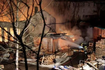 Feuer im Sägewerk Wilischthal: Es war Brandstiftung - Das Sägewerk Wilischthal ist in der Nacht zum Mittwoch vollständig niedergebrannt. Beim Eintreffen der Feuerwehr stand das Gebäude im Drebacher Ortsteil bereits in Flammen. Brandursache und Schadenshöhe sind noch nicht bekannt.