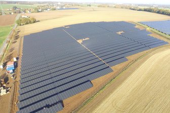 Feuer im Solarpark: Wie die Feuerwehr Dittersbach die Sperrung der B 169 meistert - Der Solarpark Dittersbach an der B 169.
