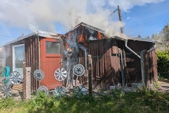 Feuer im Vogtland: Arbeit mit Unkrautbrenner setzt Gartenhaus in Brand - Ein Gartenhaus in Markneukirchen hat am Sonntagvormittag gebrannt.