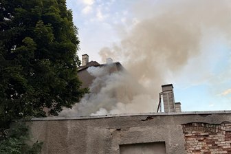 Feuer in Annaberg-Buchholz: B 101 nach Sperrung wieder frei - Rauchentwicklung im Dachbereich der Lagerhalle an der B 101.