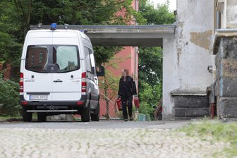 Feuer in Asylheim in Plauen: Mutmaßlicher Brandstifter festgenommen - Wegen eines Brandes musste das Asylbewerberheim an der Kasernenstraße am Mittwochfrüh evakuiert werden.