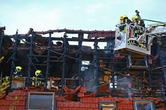 Feuer in Bernsdorf: Bewohnerin rettet sich aus brennendem Haus - Der Dachstuhl des Hauses konnte nicht mehr gerettet werden.