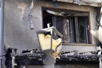 Ein Haus wurde durch das Feuer in Mittleidenschaft gezogen.