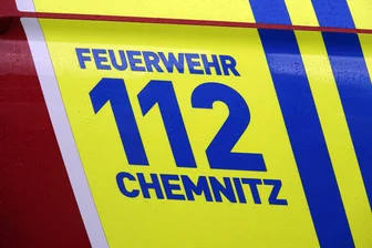 Feuer in Chemnitz: Mitten in der Nacht brennen Holzstapel - Die Feuerwehr Chemnitz musste in der Nacht zu Sonntag nach Harthau ausrücken.