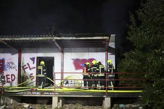 Feuer in Chemnitz-Morgenleite hält Einsatzkräfte in der Nacht auf Trab - Mitten in der Nacht brach in dem leerstehenden Gebäude ein Feuer aus.