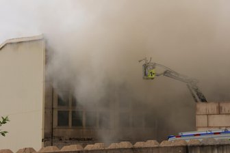 Feuer in Chemnitzer Recycling-Firma: Lkw brennt in einer Halle - Die Halle einer Firma auf der Thalheimer Straße steht in Flammen.