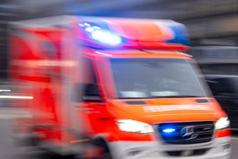 Feuer in einem Restaurant in Hof: Drei Menschen verletzt - In Hof lief am Abend ein Feuerwehrgroßeinsatz. In der Küche eines Restaurants hatte sich Fett entzündet.
