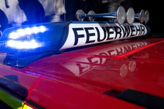 Feuer in Garagenhof in Plauen - Feuerwehreinsatz in Plauen: In einer Garagenanlage brannte eine Wiese.