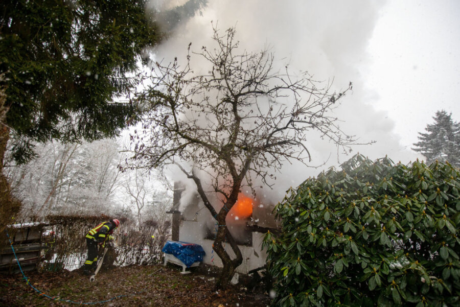 Feuer in Gartenlaube: Plauener Ehepaar rettet sich mit Sprung durch Fenster - 