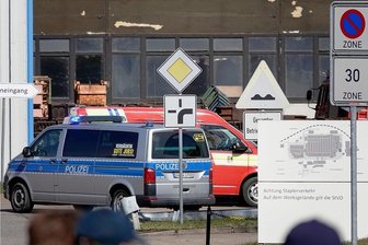 Feuer in Gießerei in Chemnitz: Letzte Verletzte aus Krankenhaus entlassen - Einsatzkräfte von Polizei und Feuerwehr auf dem Werksgelände.