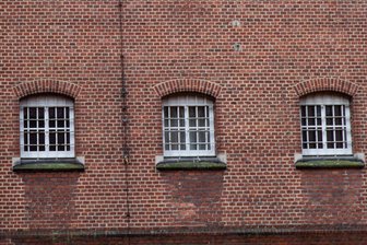 Feuer in Hofer Gefängnis: Polizei spricht von Brandstiftung - In einer Hofer Haftanstalt sind am Dienstag in zwei Zellen Feuer ausgebrochen.