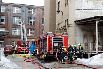 Feuer in Lager - Millionenschaden befürchtet - 
