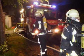 Feuer in Langenchursdorf: Von zwei Hunden überlebt nur einer - Mit Atemschutzausrüstung drangen Feuerwehrleute nach den ersten Löschangriffen bis ins zweite Obergeschoss des Hauses vor. 