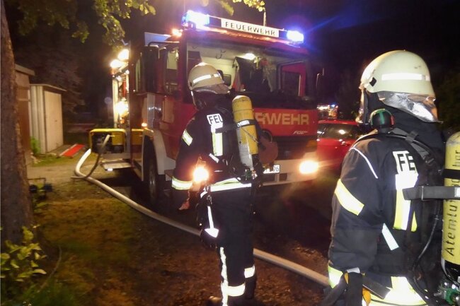 Feuer in Langenchursdorf: Von zwei Hunden überlebt nur einer - Mit Atemschutzausrüstung drangen Feuerwehrleute nach den ersten Löschangriffen bis ins zweite Obergeschoss des Hauses vor. 