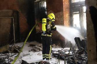 Feuer in Laube und leer stehendem Haus - 
