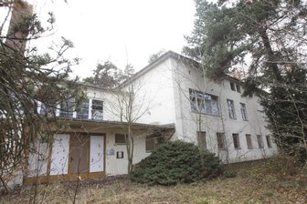 Feuer in Lost Place am Reusaer Wald: Polizei ermittelt wegen Brandstiftung - So sah die frühere Hautklinik am Maximilian-Kolbe-Weg in Reusa im Jahr 2019 aus.