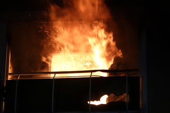 Feuer in Mehrfamilienhaus - drei Menschen verletzt - 