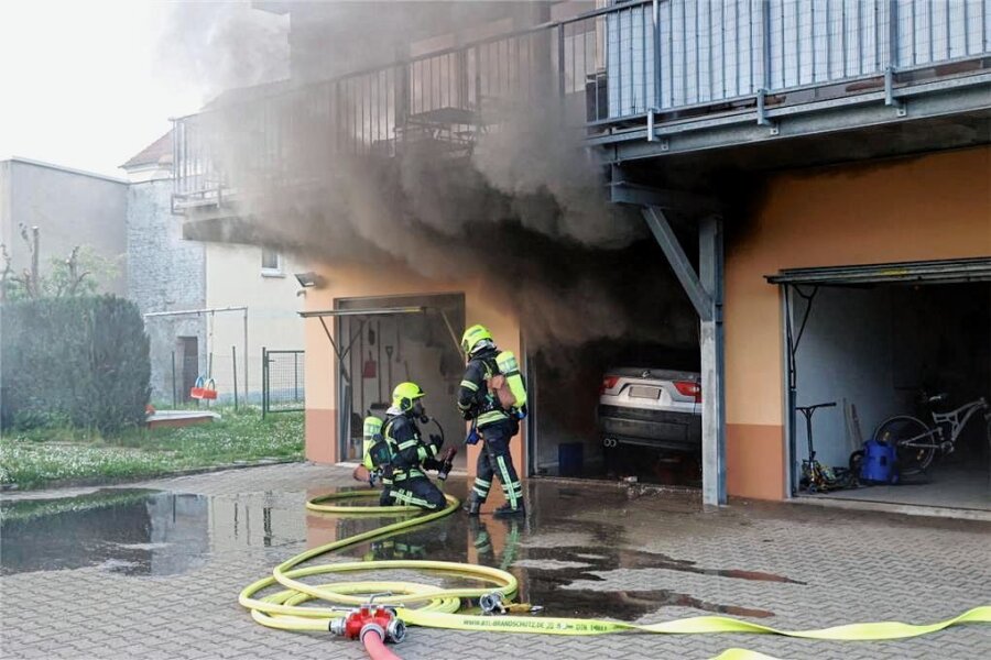 Feuer in Mehrfamilienhaus im Chemnitztal - Infolge des Brandes im Chemnitzer Stadtteil Furth kam es zu erheblicher Rauchentwicklung. 