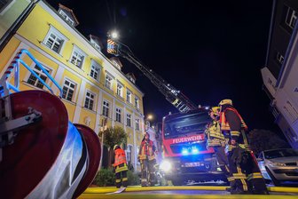 Feuer in Mehrfamilienhaus in Hohenstein-Ernstthal: Zwei Personen kommen ins Krankenhaus - Klarheit zur Brandursache - Einen Brand im Dachgeschoss musste die Feuerwehr in Nacht von Dienstag zu Mittwoch in Hohenstein-Ernstthal löschen.