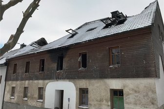 Feuer in Mehrfamilienhaus in Oberwiesenthal: Brandursache steht fest - Feuer und Wasser haben das Mehrfamilienhaus an der Langen Gasse unbewohnbar gemacht.