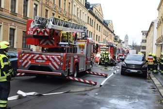 Feuer in Oelsnitz: Küche brennt - Katze gerettet - In der Küche eines Mehrfamilienhauses an der August-Bebel-Straße in Oelsnitz ist am Freitagnachmittag ein Feuer ausgebrochen. 
