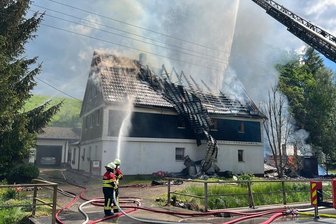 Feuer in Scheune und Wohnhaus in Garnsdorf: Polizei gibt Details zur Brandursache bekannt - In einer Scheune und einem Wohnhaus in Garnsdorf war es am Donnerstagnachmittag zu einem Brand gekommen.