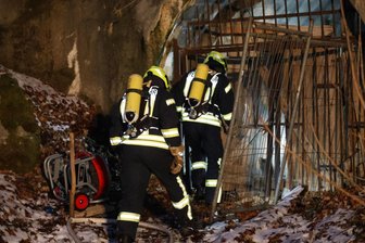 Feuer in Tunnel löst Feuerwehr-Einsatz im Erzgebirge aus – Stadt will Eingang absperren - Kurz nach 17 Uhr war die Feuerwehr in Schwarzenberg alarmiert worden.