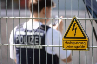 Feuer in Umspannwerk - Ermittler gehen von Brandstiftung aus - Die Hinweise auf eine mögliche Brandstiftung hatten sich schnell verdichtet. 