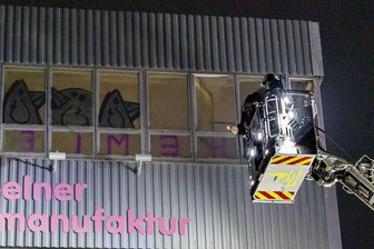 Feuer in verlassener Fabrik in Döbeln - Die Feuerwehrleute suchten mit großem Aufwand noch lange nach Brandnestern.