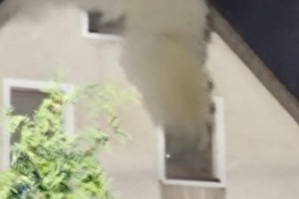 Feuer in Wohnhaus in Marienberg: War es vorsätzliche Brandstiftung? - Aus einem Fenster des Wohnhauses in Gelobtland dringt Rauch.