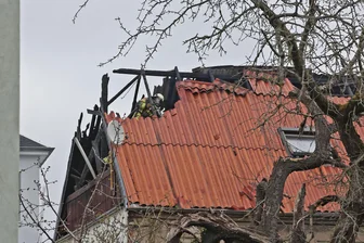 Feuer in Wohnhaus und Verpuffung in Firmenräumen: Einsätze für Feuerwehr und Rettungshubschrauber in Limbach-Oberfrohna - Kurz nach 14 Uhr am Samstag wurde die Feuerwehr zu einem Brand an der Pestalozzistraße gerufen. Dort wurde ein Dachstuhl stark beschädigt.