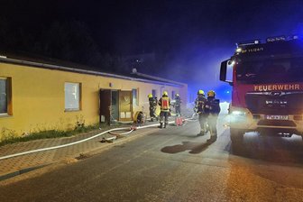 Feuer in Zwickauer „Regenbogenhaus“ - Polizei nimmt 43-Jährigen fest - Feuerwehrleute beim Löscheinsatz im Regenbogenhaus in Zwickau.