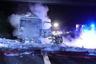 Feuer-Inferno unter Brücke auf A 17 bei Dresden: Tanksattelzug geht in Flammen auf - Mit mehreren Strahlrohren konnte die Feuerwehr die Brandausbreitung verhindern.