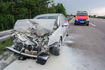 Feuer nach Auffahrunfall: Laster schleift VW hunderte Meter über die A4 -