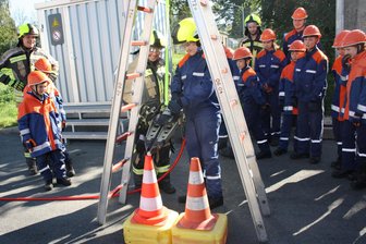 Feuer und Flamme von klein auf: Jugendwehren Lauterbach und Neukirchen wachsen zusammen - Bei der Ausbildung lernen die Kinder und Jugendlichen auch den Umgang mit den Geräten