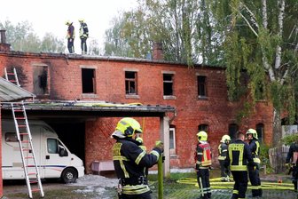 Feuer und starke Rauchentwicklung in Reichenbrand: Chemnitzer Wehren rücken zu Großbrand aus - An der Hohensteiner Straße brach in den frühren Morgenstunden ein Feuer aus. Wegen der starken Rauchentwicklung wurde eine Warnung an die Anwohner ausgelöst.