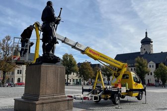 Feuer unterm Hintern: Herzog Heinrich auf Markt in Marienberg erhält bei 80 Grad Celsius neue Wachsschicht - Die Bronzestatue erhält eine neue Wachsschicht.