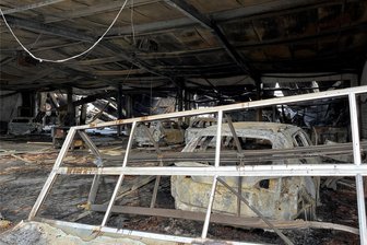 Feuer vernichtet Autohauswerkstatt in Chemnitz: Löste Pyrotechnik schätzungsweise 15 Millionen Euro Schaden aus? - Nach dem Brand in der Silvesternacht im Autohaus Fugel im Chemnitzer Stadtteil Mittelbach wird das Ausmaß am Neujahrstag offensichtlich.