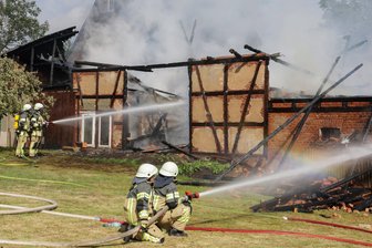 Feuer vernichtet Scheune in Wildenfels: Feuerwehrleute aus acht Wehren können Wohnhaus vor den Flammen retten - An der Kirchberger Straße, kurz vor dem Ortsausgang Wiesen in Richtung Kirchberg, hat am Donnerstagmorgen eine Scheune gebrannt. Das Gebäude war nicht mehr zu retten, aber die Feuerwehrleute verhinderten das Übergreifen der Flammen auf das Wohnhaus des alten Bauernhofes .
