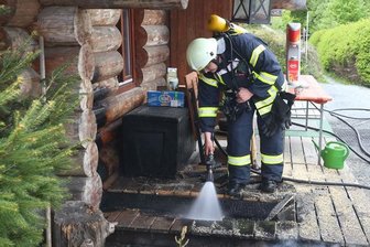 Feuer vorm Blockhaus -