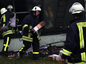Feuer wütet in einem Lager für fertige Weihnachtsware - 
              <p class="artikelinhalt">Feuerwehrleute haben am Dienstagnachmittag während des Brandes in der Holzkunst-Manufaktur "De Mannlmacher" im Lengefelder Ortsteil Wünschendorf versucht zu retten, was zu retten war. </p>
            