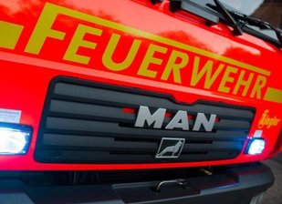 Feuer zerstört Carport und zwei Pkw - Bei einem Brand im Seelitzer Ortsteil Döhlen sind in der Nacht zu Sonntag ein Carport und zwei dort abgestellte Pkw zerstört worden.