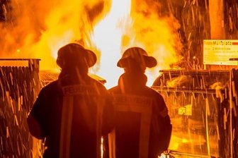 Feuer zerstört Container in Wohnsiedlung vollständig -